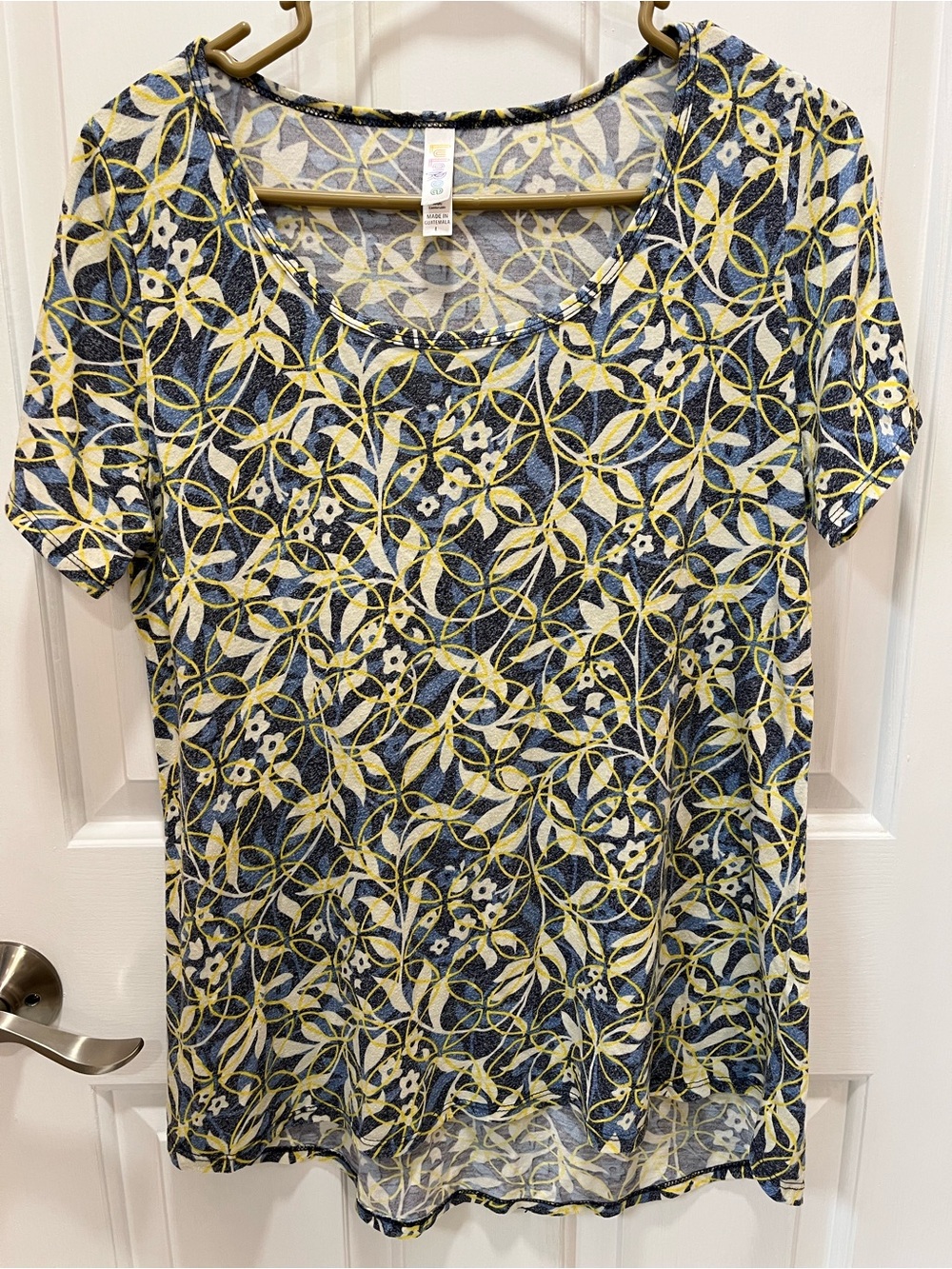 LuLaRoe Short Sleeve Scoop Neck Tee in Yellow, Blue, White